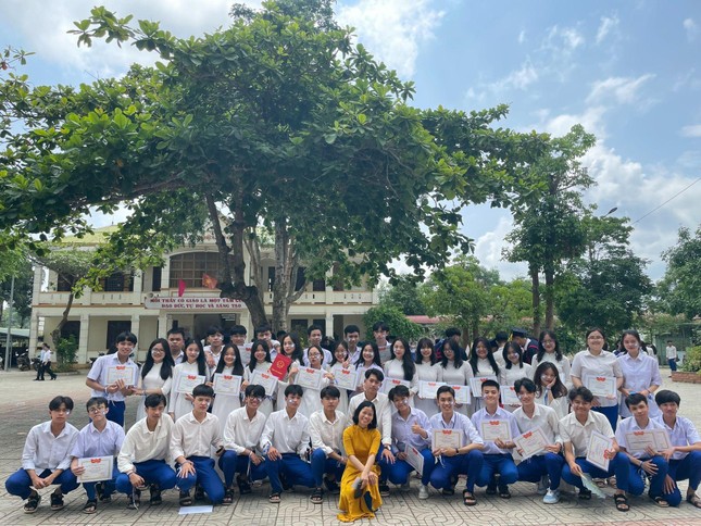 Nam sinh miền núi đỗ Ngoại Thương được kết nạp Đảng ở tuổi 18 - Ảnh 9.