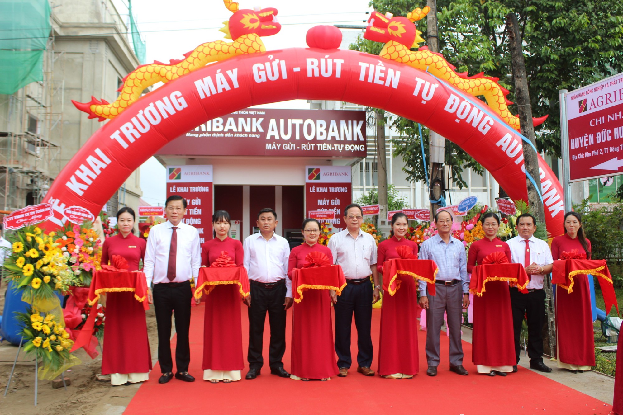 Khai trương ngân hàng tự động AUTOBANK (CDM) đầu tiên tại huyện biên giới Đức Huệ, tỉnh Long An - Ảnh 1. Khai trương ngân hàng tự động AUTOBANK (CDM) đầu tiên tại huyện biên giới Đức Huệ, tỉnh Long An - Ảnh 1.