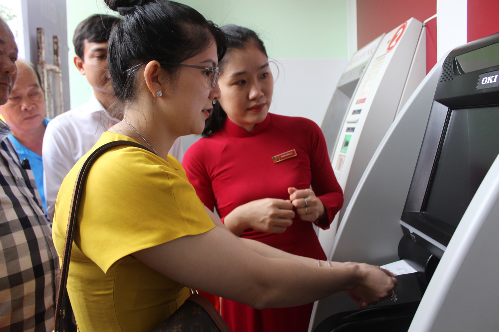 Khai trương ngân hàng tự động AUTOBANK (CDM) đầu tiên tại huyện biên giới Đức Huệ, tỉnh Long An - Ảnh 4. Khai trương ngân hàng tự động AUTOBANK (CDM) đầu tiên tại huyện biên giới Đức Huệ, tỉnh Long An - Ảnh 4.