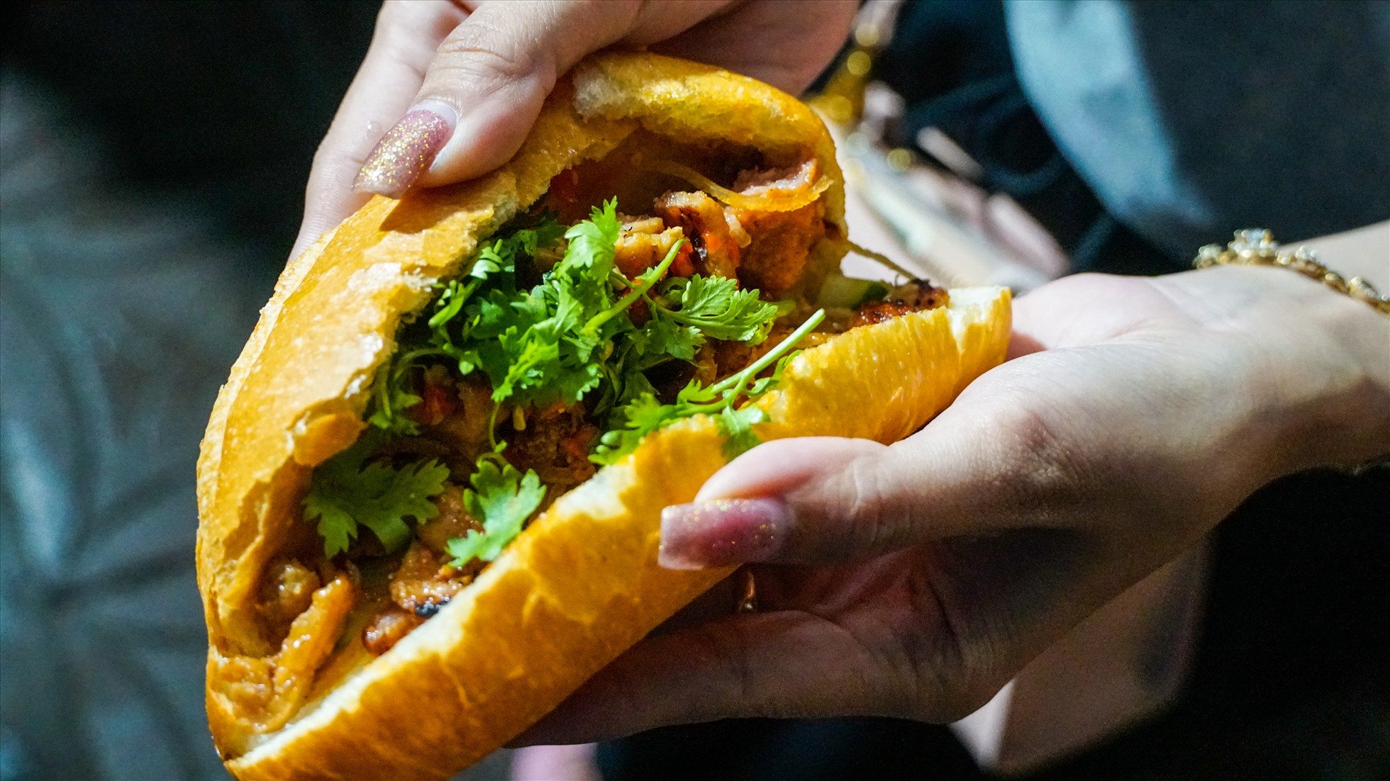 Về Cần Thơ thưởng thức bánh mì &quot;âm phủ&quot; nức tiếng - Ảnh 5.