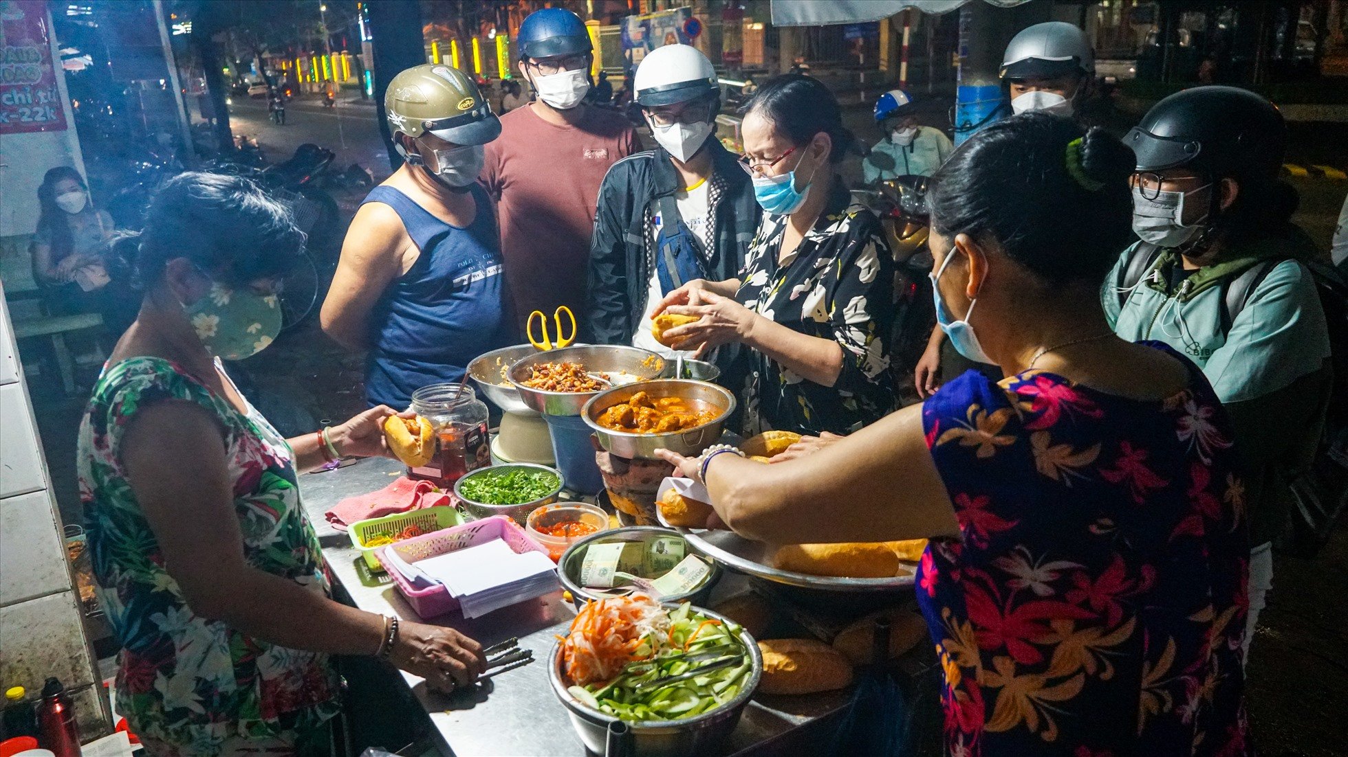 Về Cần Thơ thưởng thức bánh mì &quot;âm phủ&quot; nức tiếng - Ảnh 6.