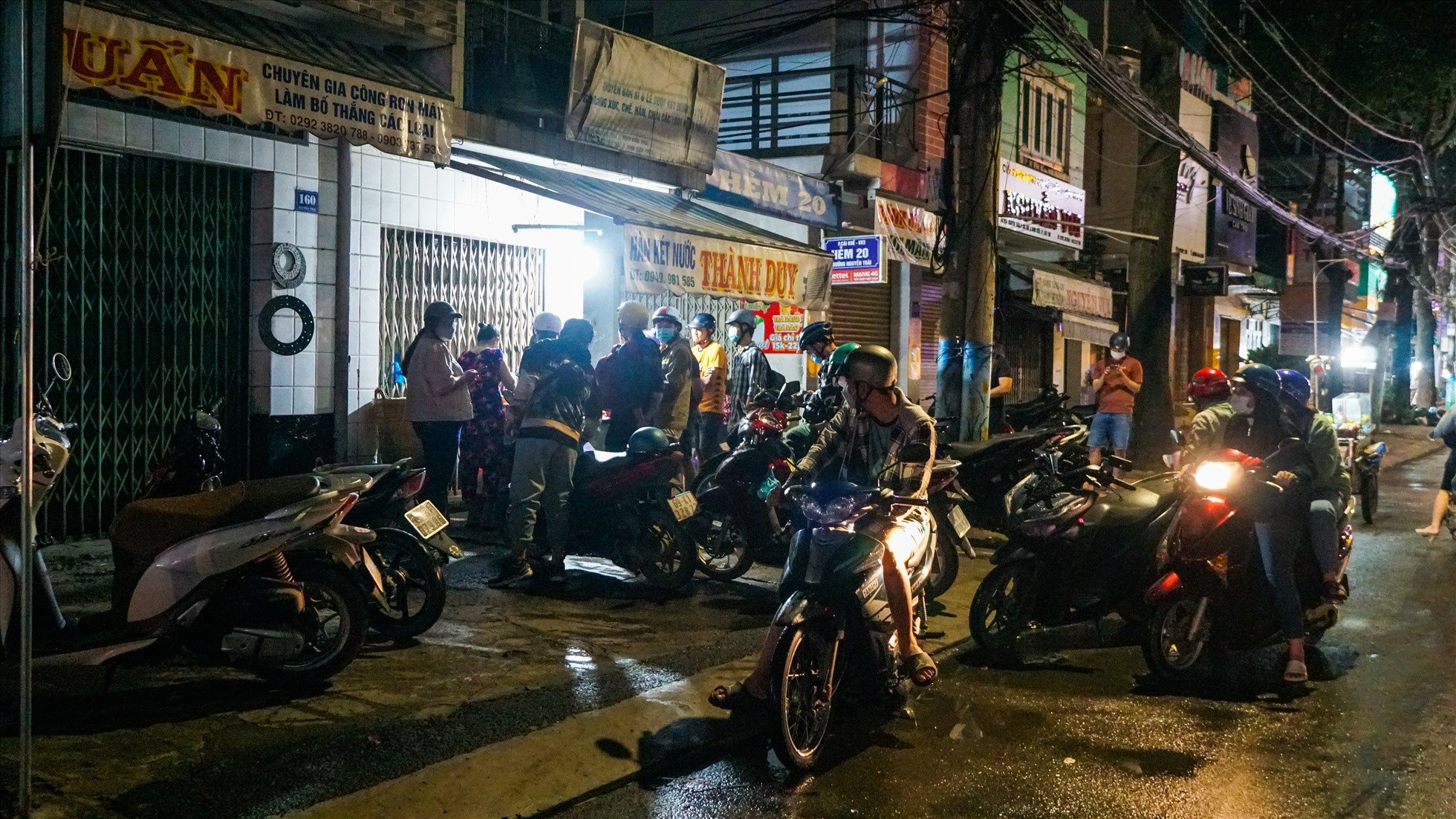 Về Cần Thơ thưởng thức bánh mì &quot;âm phủ&quot; nức tiếng - Ảnh 1.