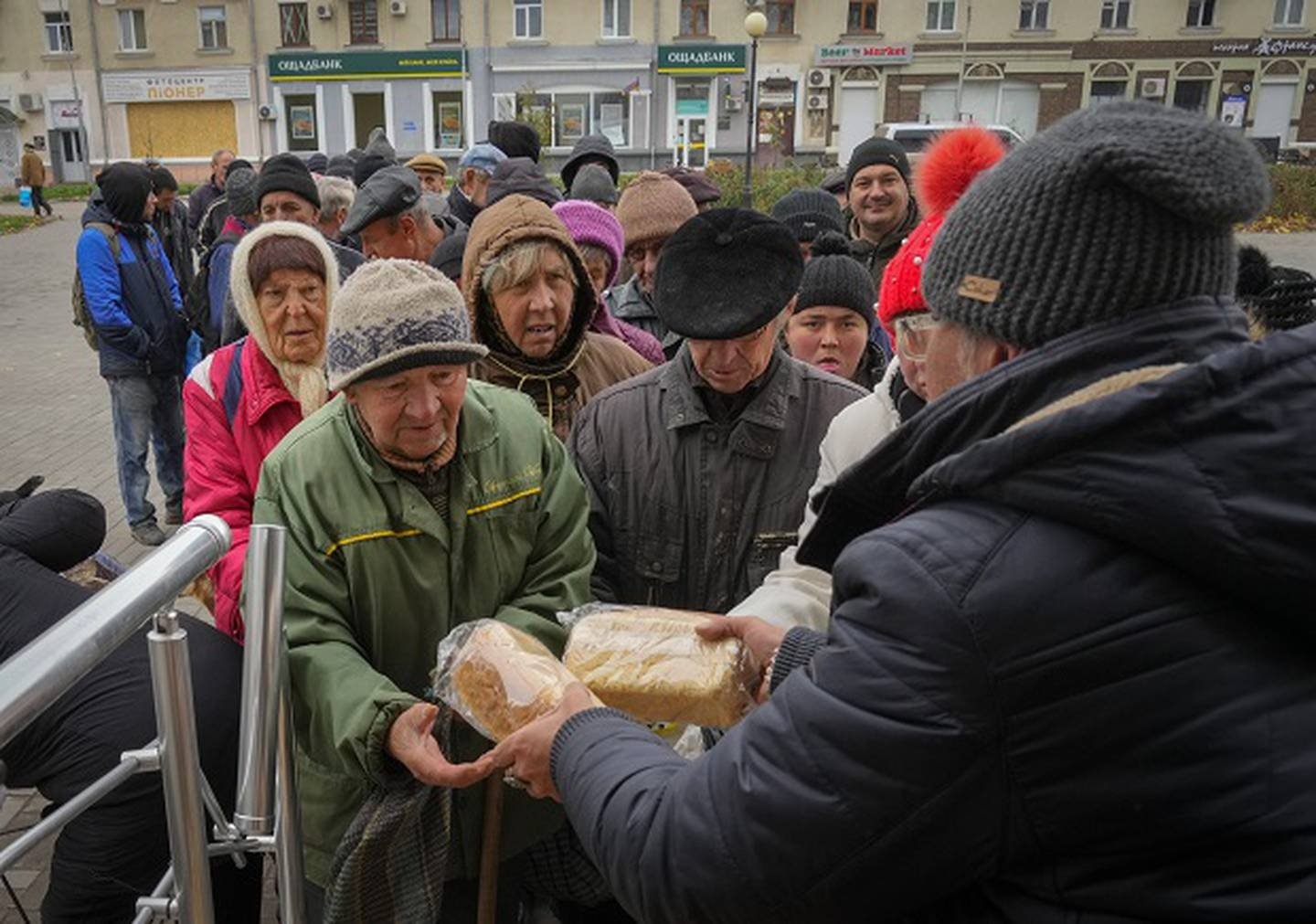 Chiến sự Ukraine: Giao tranh ác liệt trên nhiều mặt trận, tình trạng mất điện trầm trọng hơn - Ảnh 1.