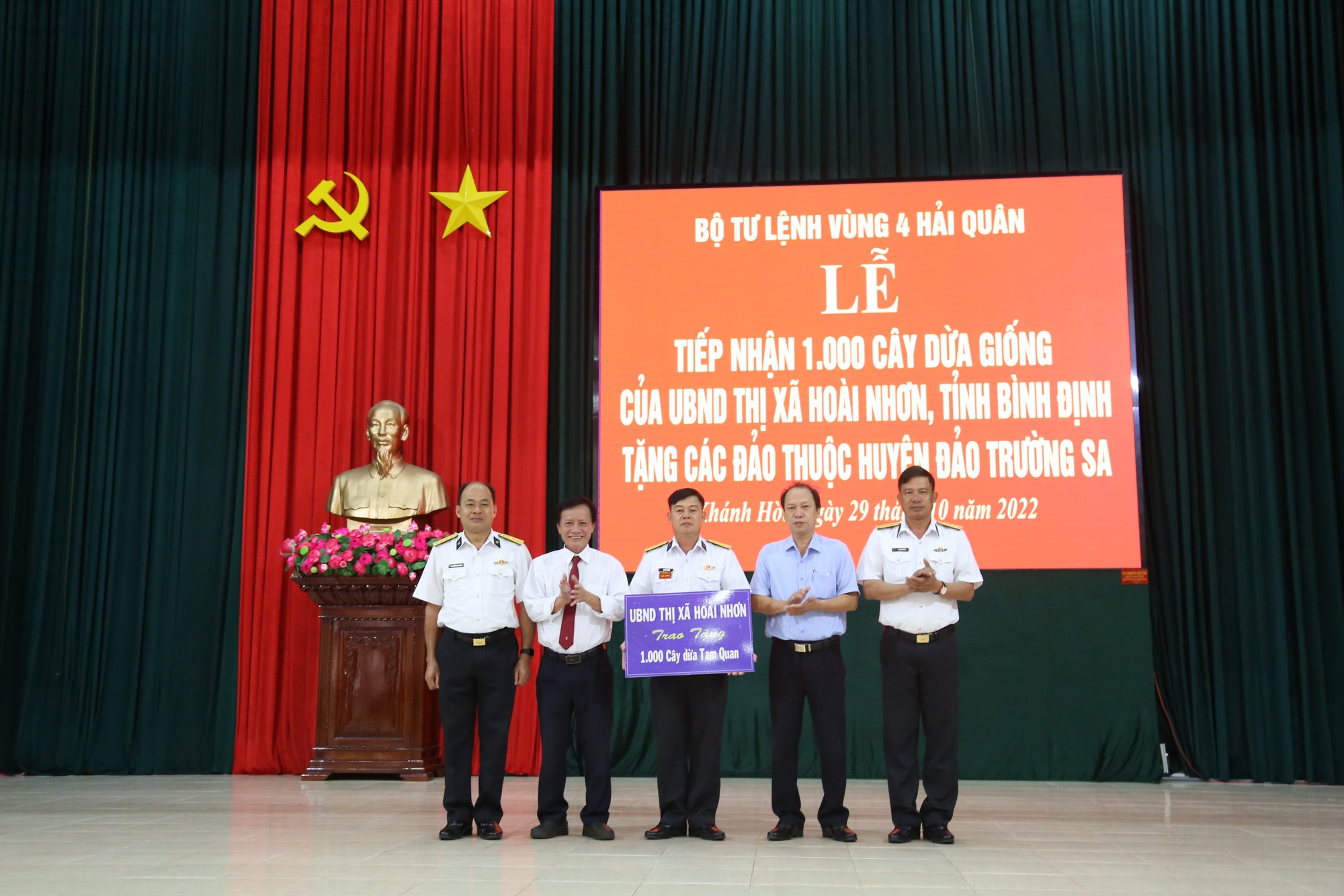 Tặng 1.000 cây dừa giống cho quân, dân đảo Trường Sa - Ảnh 1. Tặng 1.000 cây dừa giống cho quân, dân đảo Trường Sa - Ảnh 1.