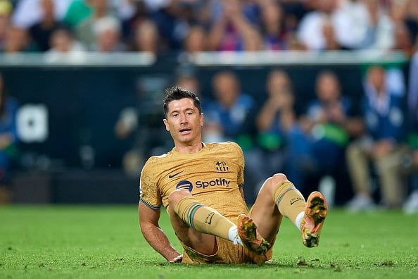 Lewandowski giúp Barca bằng điểm Real - Ảnh 1.