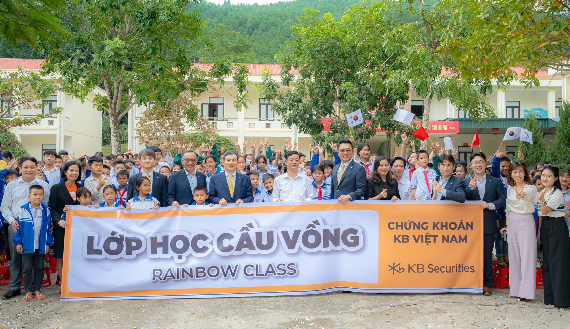 Hòa Bình: Gần 3 tỷ đồng được đầu tư cho lớp học chất lượng cao - Ảnh 1.