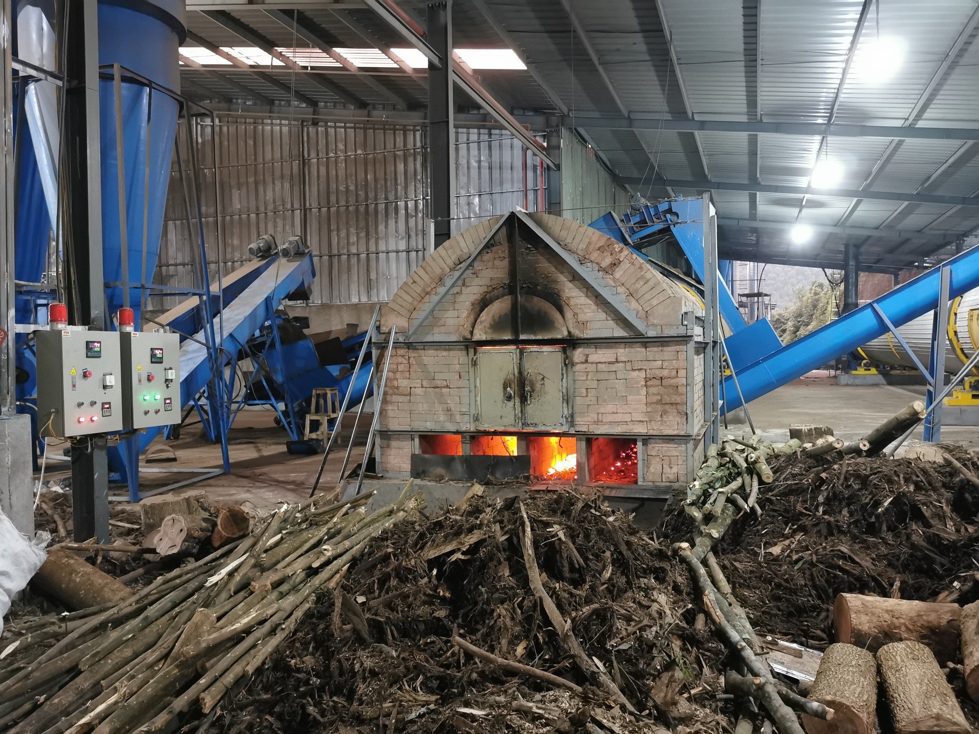 Thứ phế phẩm của các xưởng gỗ trước bỏ đi, nay thu gom để làm gì mà nơi nào cũng bán đắt hàng vậy? - Ảnh 1.