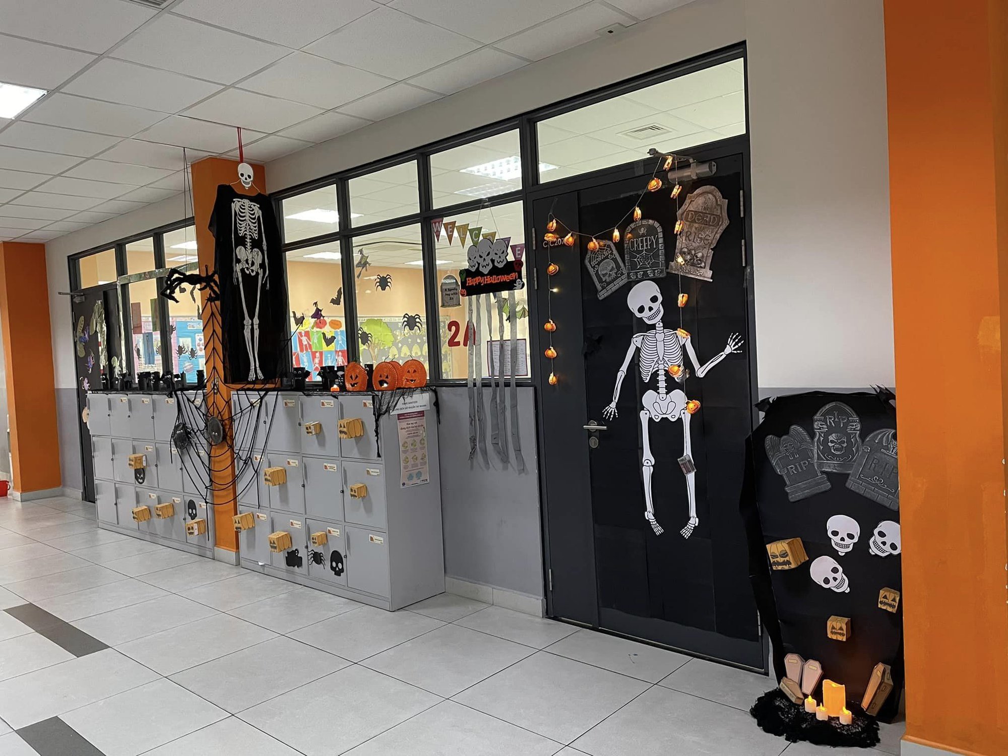 Cấm tổ chức Halloween trong trường học vì hình ảnh ma quỷ, máu me rùng rợn phi giáo dục? - Ảnh 1.