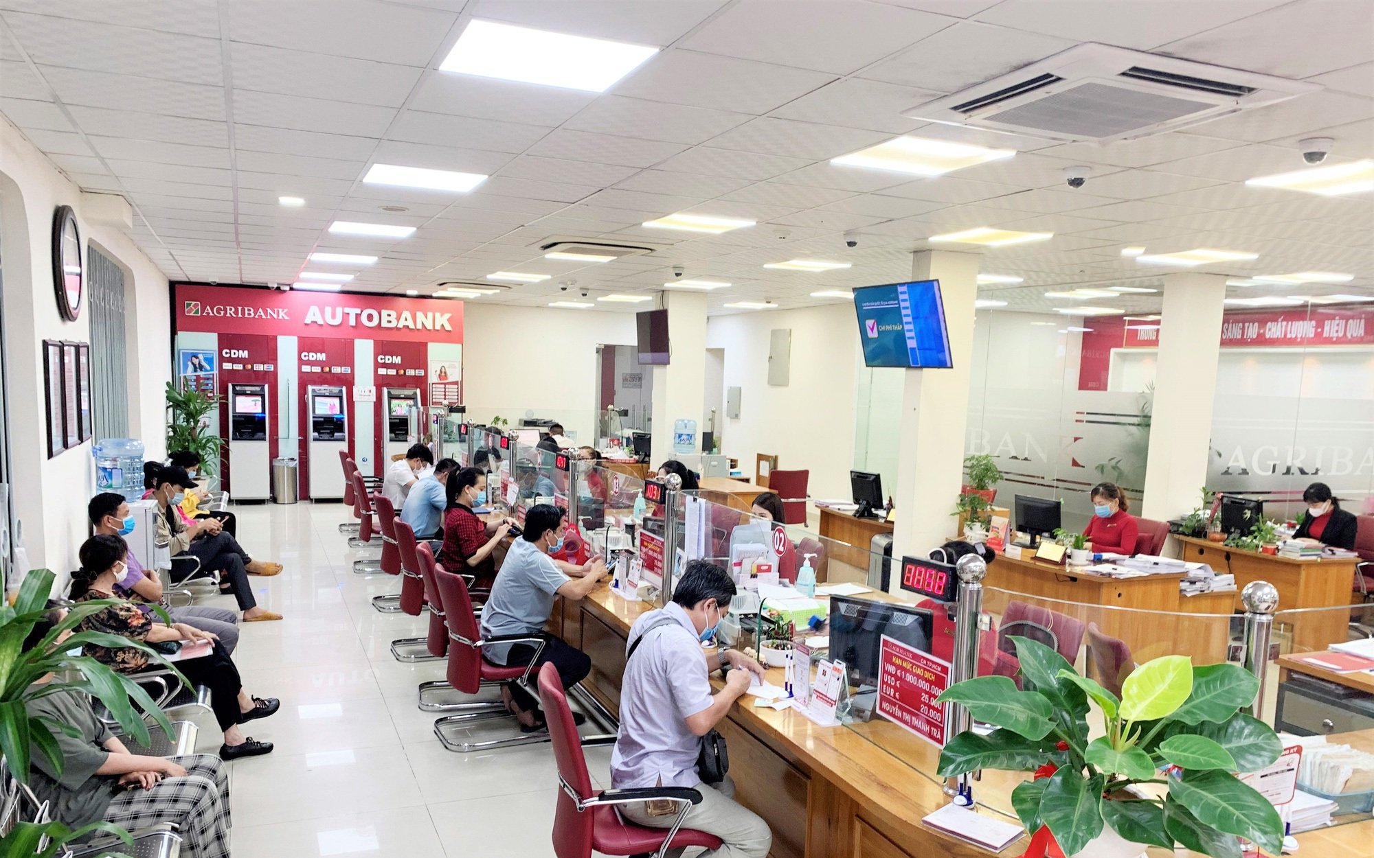 Lãi suất tăng vọt thêm 100 điểm cơ bản: Gửi tiết kiệm ngân hàng nào lãi cao, khuyến mại "khủng" 