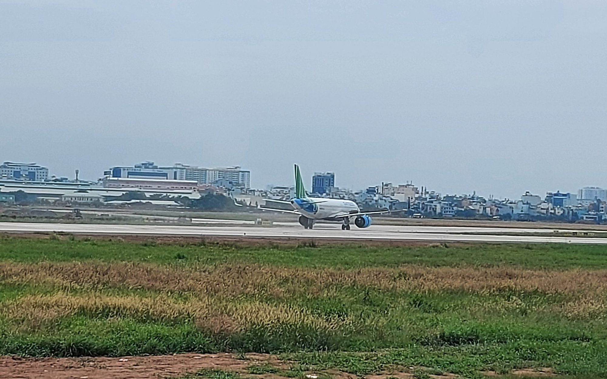 Lên phương án phá dỡ 12 ụ bê tông tại sân bay Tân Sơn Nhất