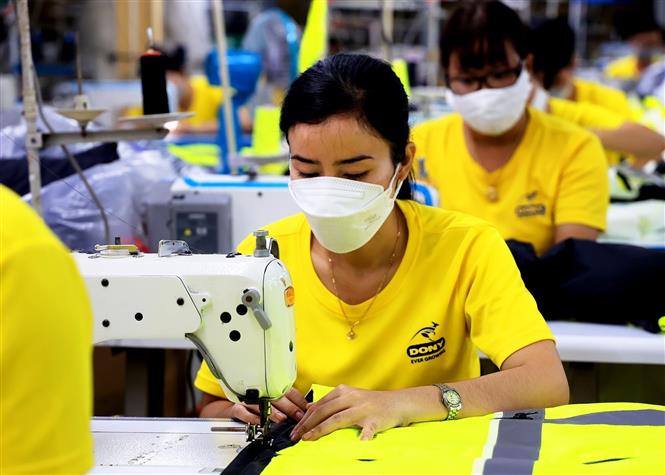 Kinh tế phục hồi trong các ngành sản xuất chế tạo, bán lẻ và du lịch - Ảnh 1.