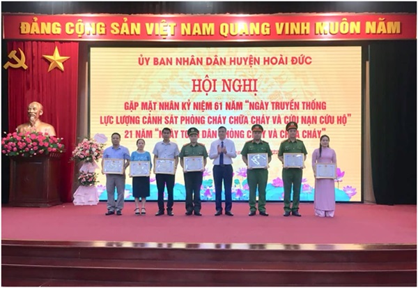 Nhiều tập thể, cá nhân ở huyện Hoài Đức được khen thưởng vì có thành tích trong công tác PCCC - Ảnh 1.