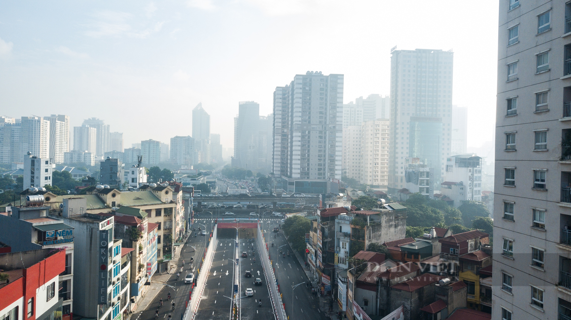 Hầm chui Lê Văn Lương xảy ra ùn tắc ngay trong ngày đầu tiên thông xe - Ảnh 1.