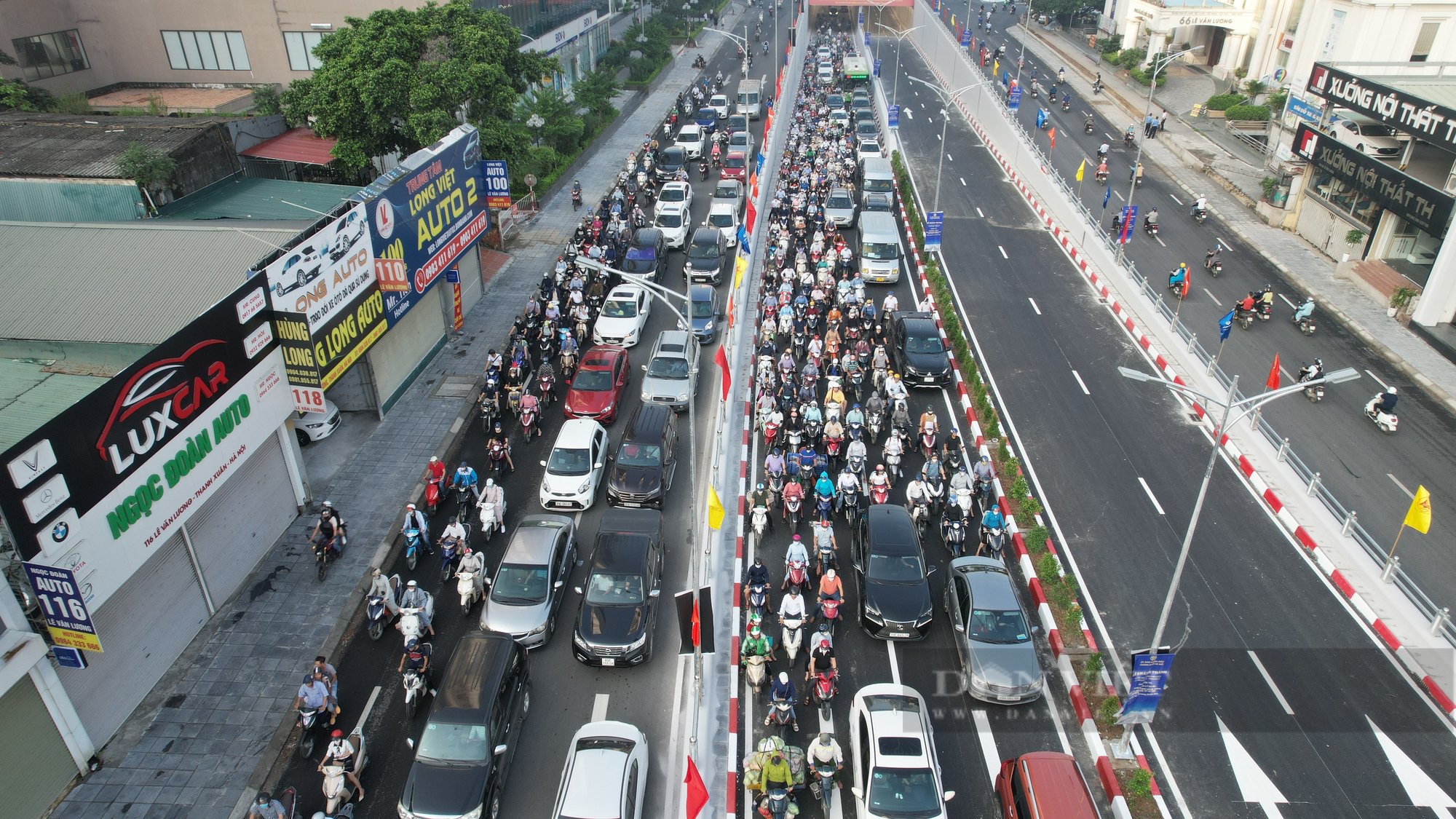 Hầm chui Lê Văn Lương xảy ra ùn tắc ngay trong ngày đầu tiên thông xe - Ảnh 7.