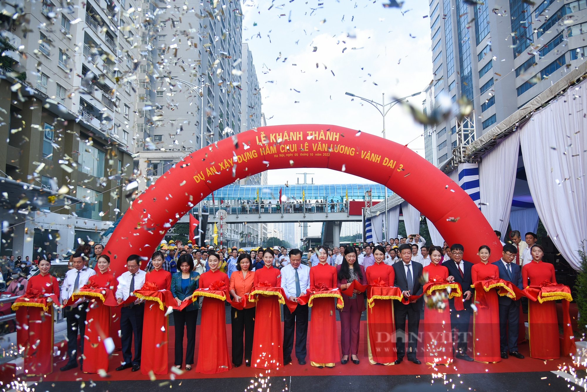 Hầm chui Lê Văn Lương xảy ra ùn tắc ngay trong ngày đầu tiên thông xe - Ảnh 2.