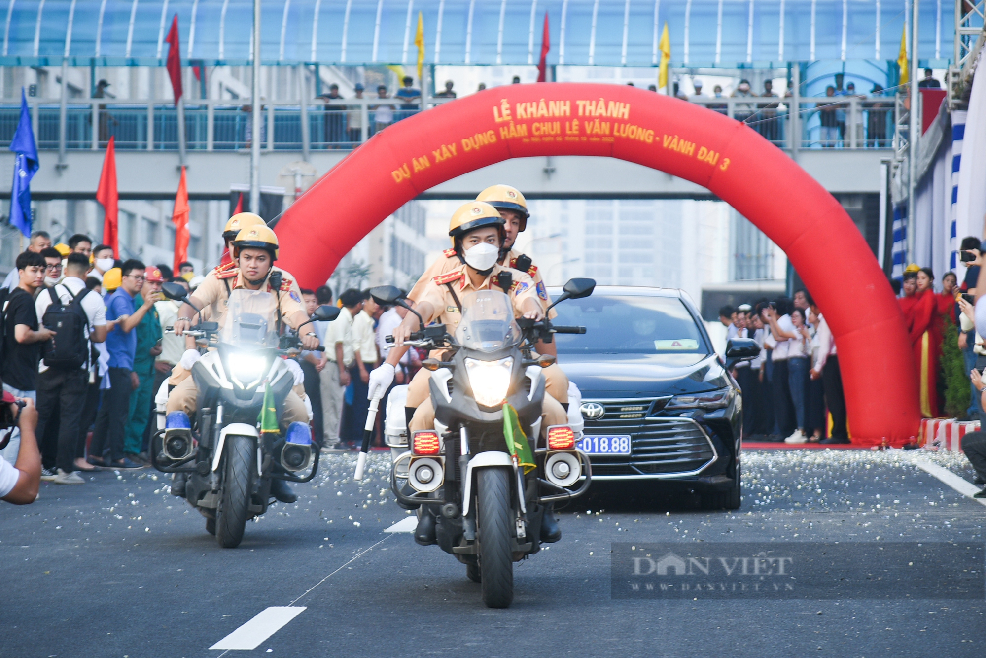 Hầm chui Lê Văn Lương xảy ra ùn tắc ngay trong ngày đầu tiên thông xe - Ảnh 4.