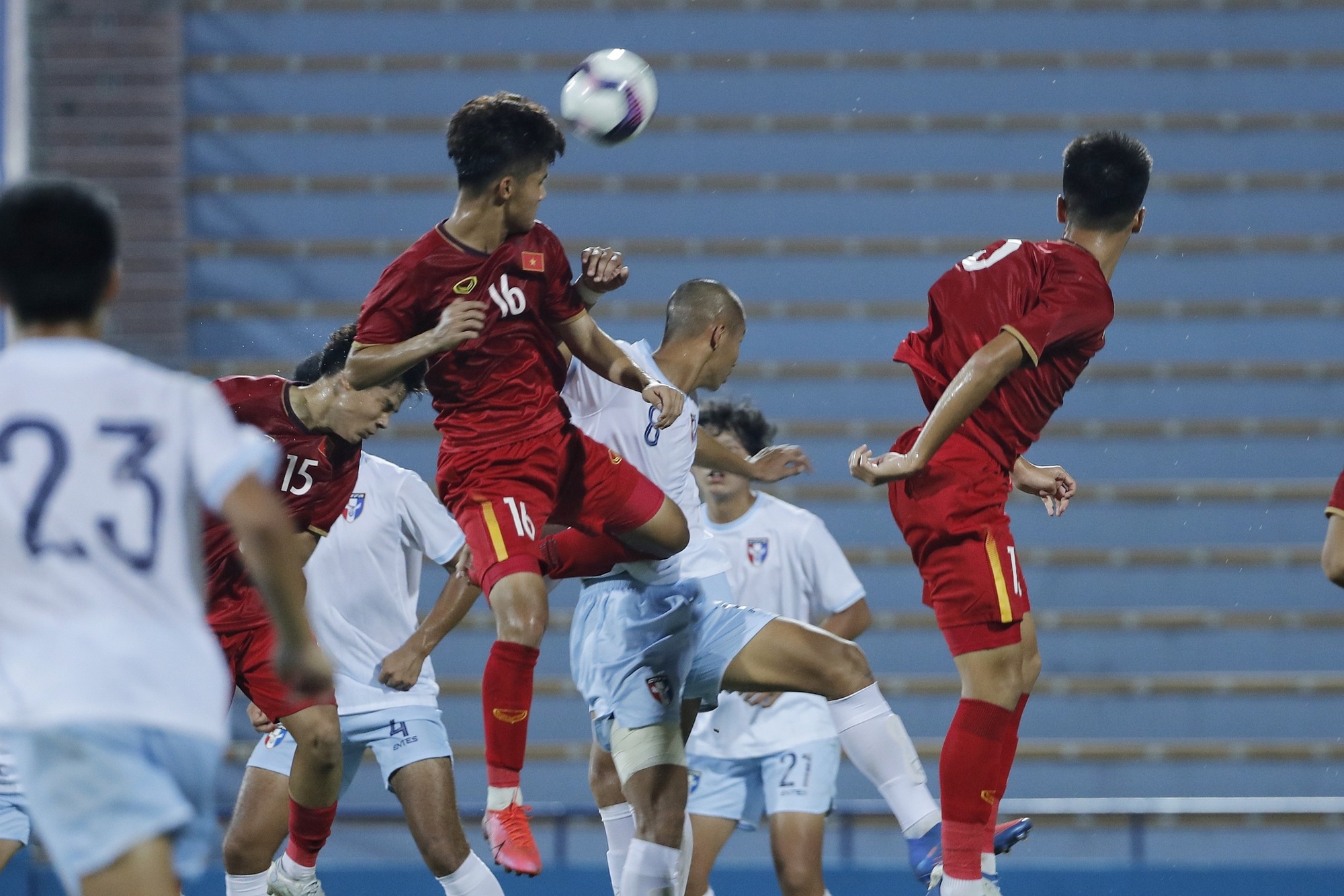 Trọng tài gây tranh cãi trong chiến thắng &quot;4 sao&quot; của U17 Việt Nam  - Ảnh 1.