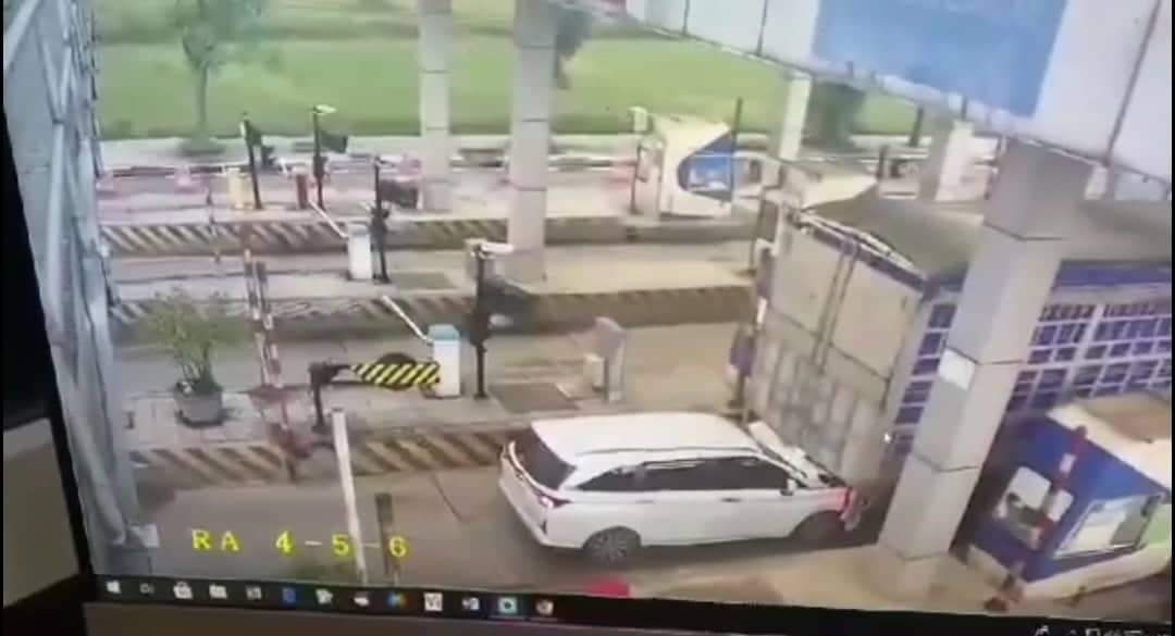 Quảng Trị: Né trốn trạm thu phí, ô tô con bẹp đầu sau khi húc mạnh vào đuôi xe tải  - Ảnh 2.