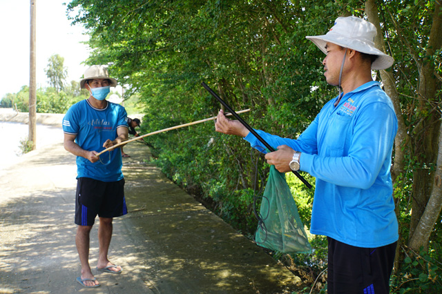 Mùa nước nổi miền Tây, lang thang bụi rậm, gò đất cao câu rắn mối, nhà giàu mới có tiền mua ăn - Ảnh 2.