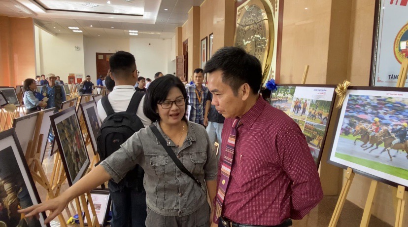 Liên hoan ảnh nghệ thuật chính thức khai mạc tại Lai Châu - Ảnh 7. Liên hoan ảnh nghệ thuật chính thức khai mạc tại Lai Châu - Ảnh 7.