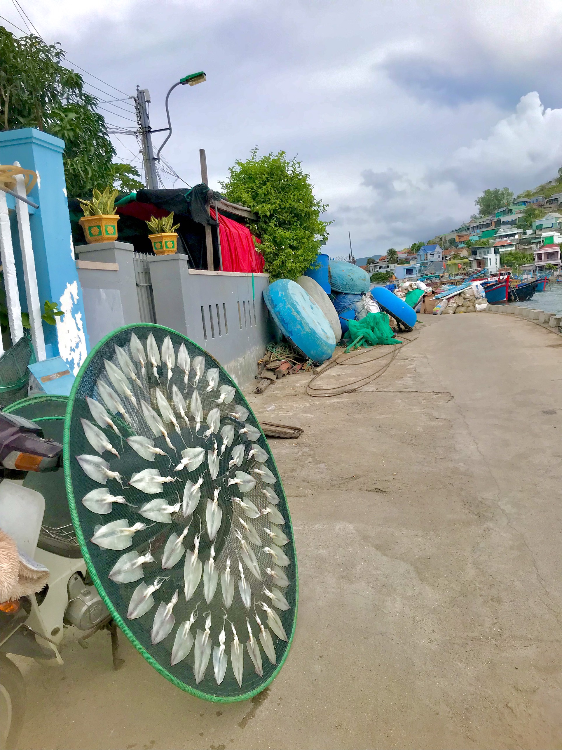 Kể chuyện làng: Chiếc vỉ phơi và niềm vui của dân làng chài - Ảnh 2.