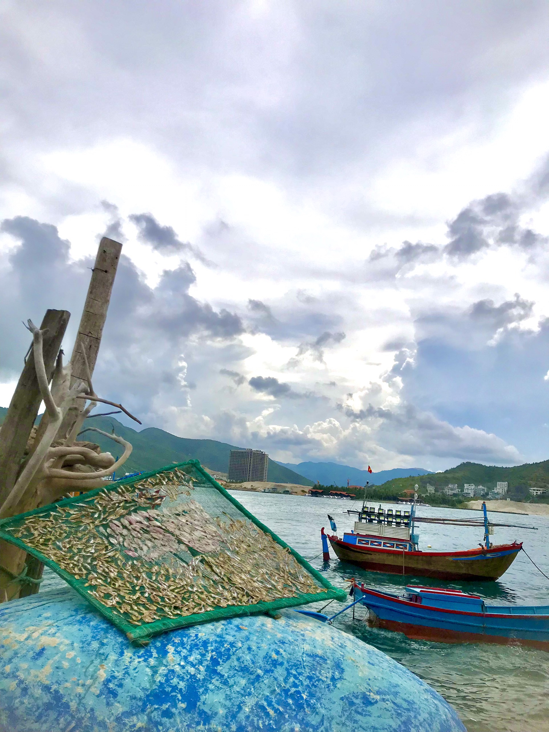 Kể chuyện làng: Chiếc vỉ phơi và niềm vui của dân làng chài - Ảnh 4.