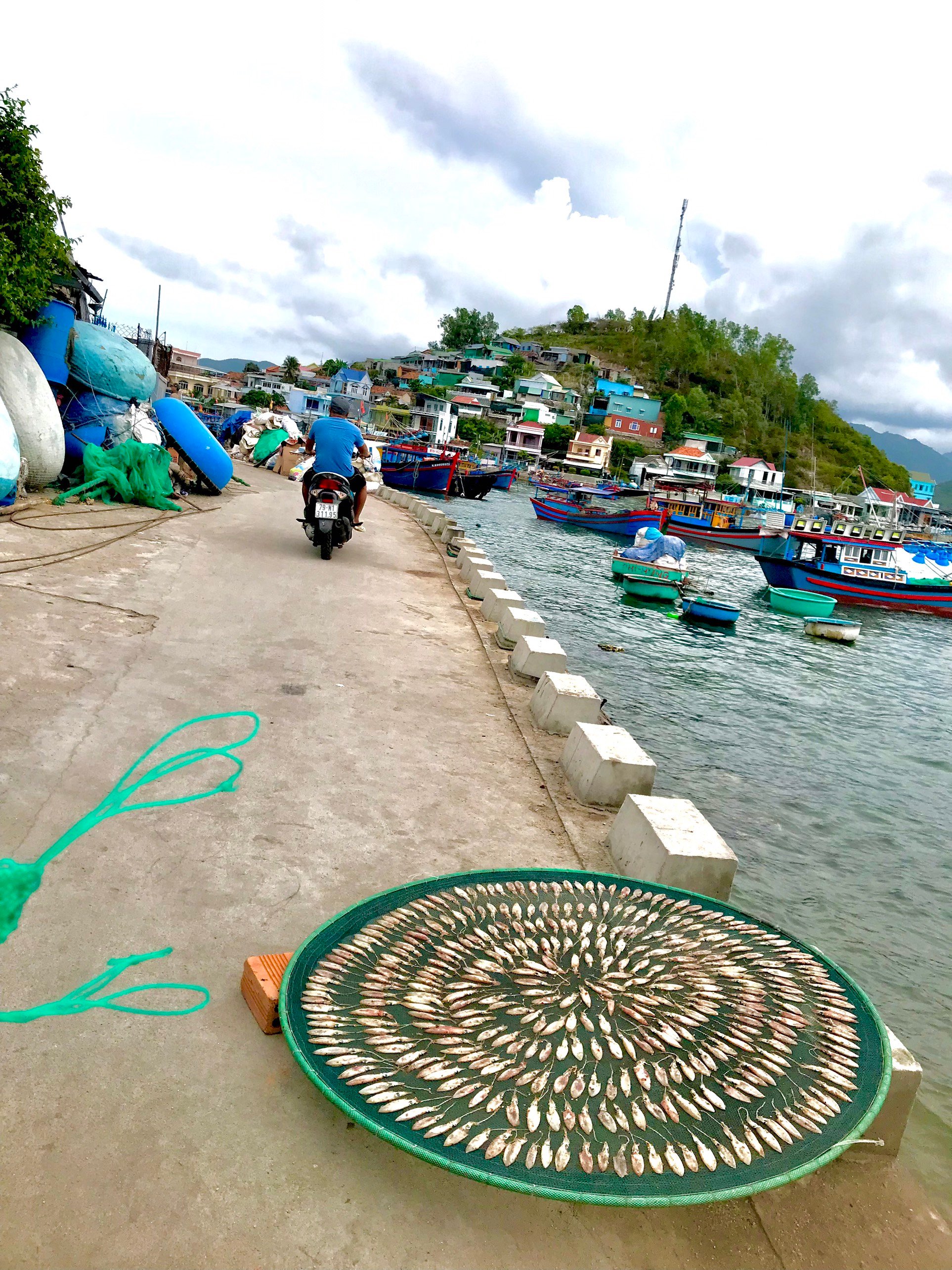 Kể chuyện làng: Chiếc vỉ phơi và niềm vui của dân làng chài - Ảnh 3.