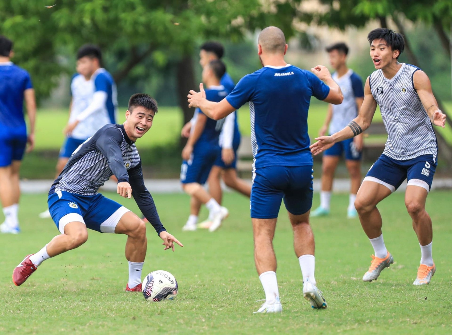 Hà Nội FC tóm gọn siêu trộm nhí làm 'bốc hơi' 50 đôi giày của dàn sao ĐT Việt Nam - Ảnh 1.