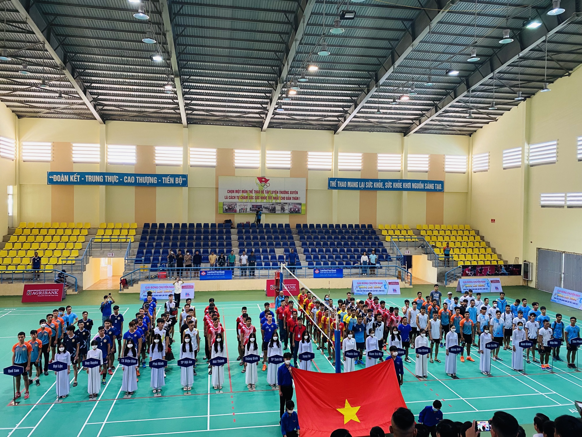 Quảng Nam: Agribank tài trợ chính cho giải bóng chuyền nam “Bông lúa vàng” - Ảnh 2. Quảng Nam: Agribank tài trợ chính cho giải bóng chuyền nam “Bông lúa vàng” - Ảnh 2.