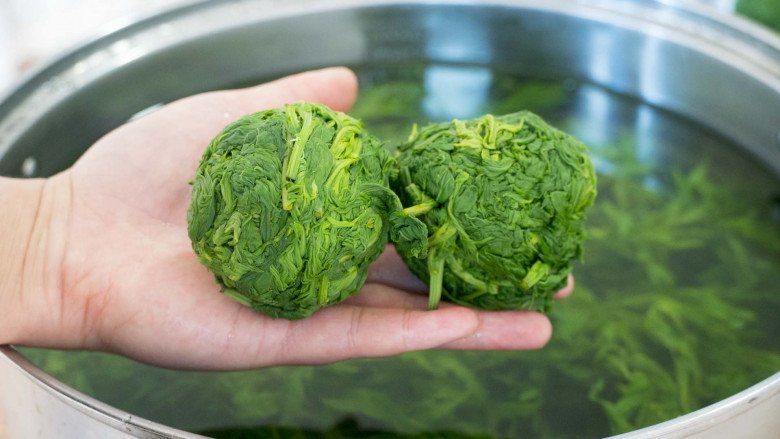 Đi chợ gặp loại rau là “bảo bối toàn thân” mua về nấu với thứ này của con gà thành món quý hơn vàng - Ảnh 9.