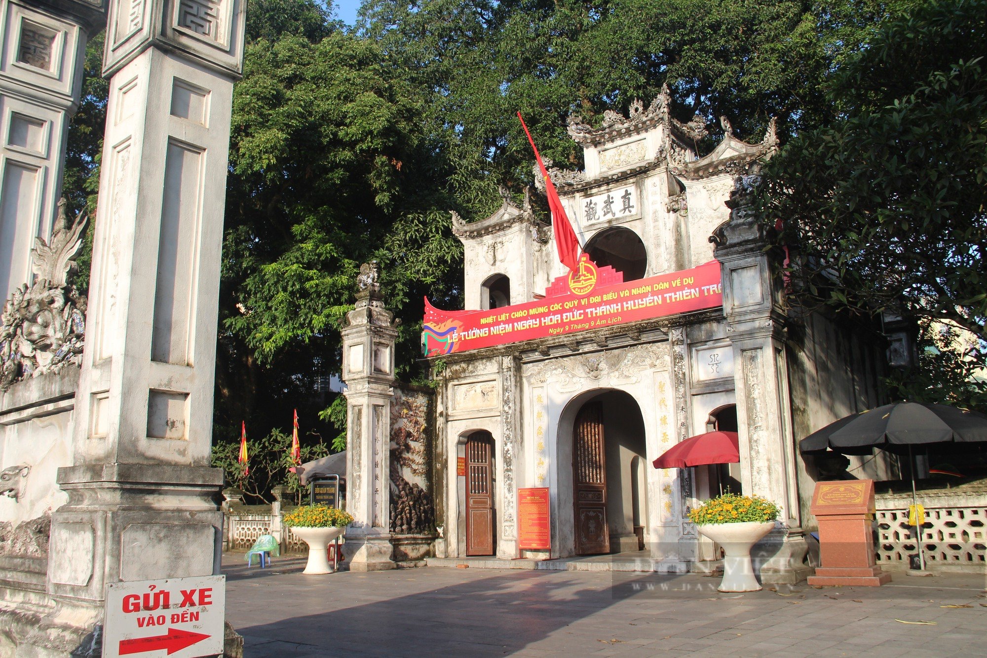 Ngỡ ngàng trước hình ảnh con phố rợp bóng cây xanh, &quot;lãng mạn nhất Hà Nội&quot; - Ảnh 12.