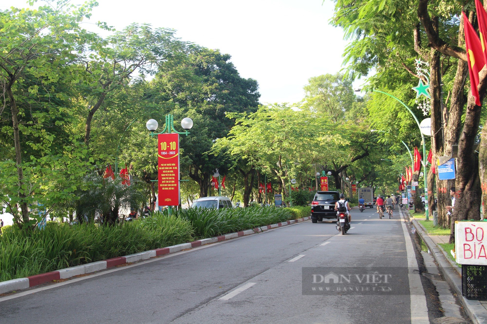 Ngỡ ngàng trước hình ảnh con phố rợp bóng cây xanh, &quot;lãng mạn nhất Hà Nội&quot; - Ảnh 8.