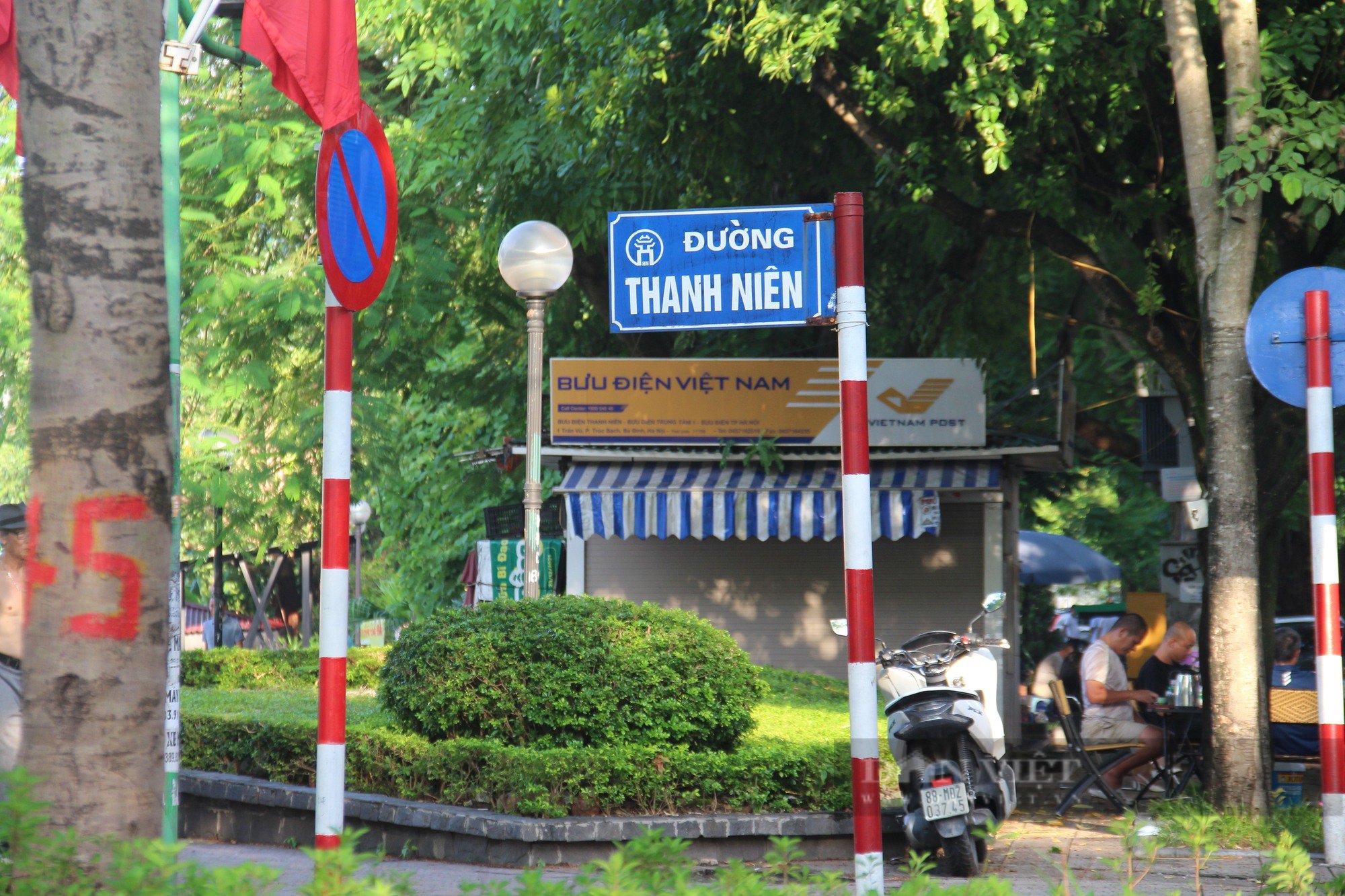 Ngỡ ngàng trước hình ảnh con phố rợp bóng cây xanh, &quot;lãng mạn nhất Hà Nội&quot; - Ảnh 10.