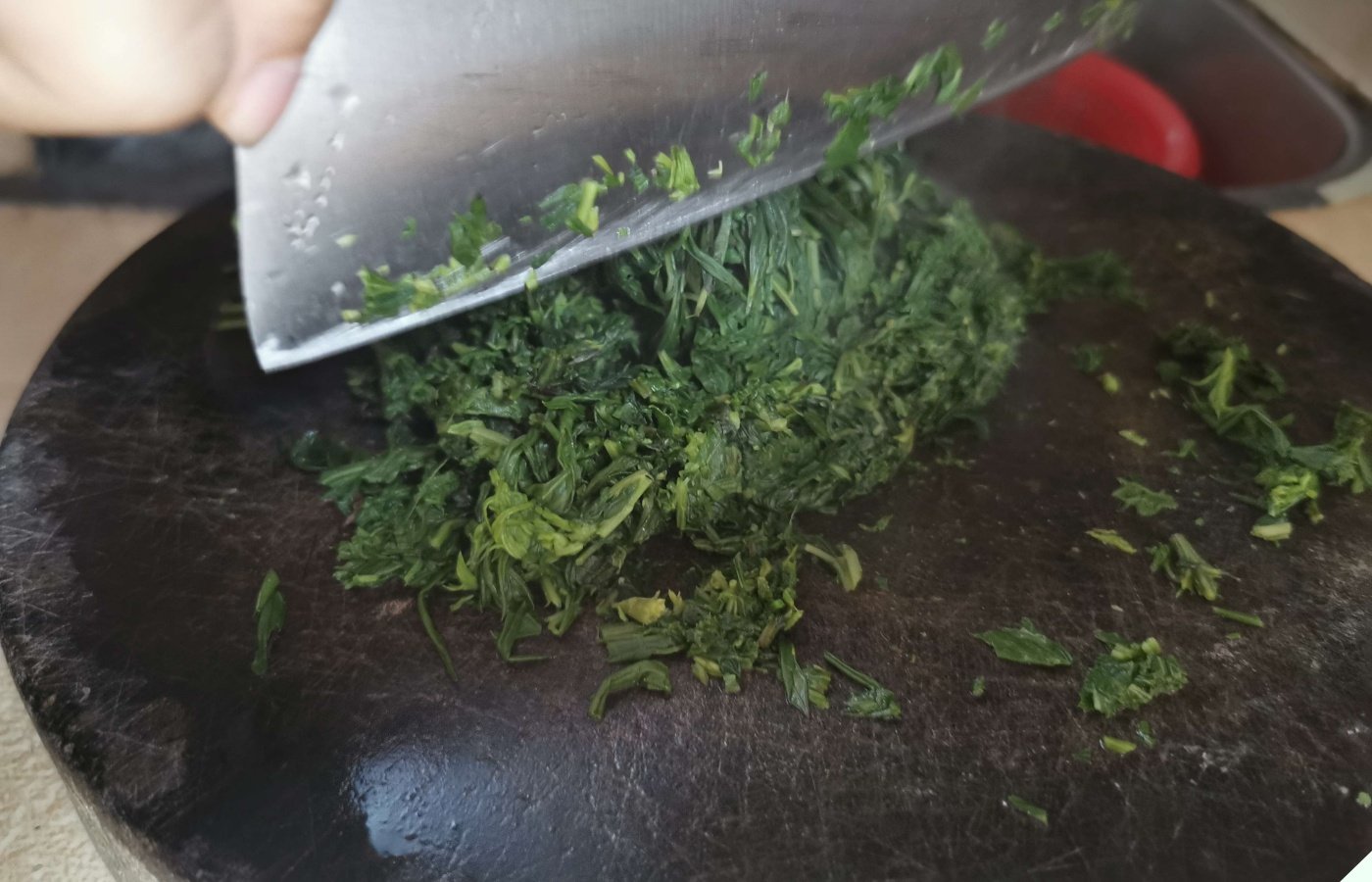 Đi chợ gặp loại rau là “bảo bối toàn thân” mua về nấu với thứ này của con gà thành món quý hơn vàng - Ảnh 4.