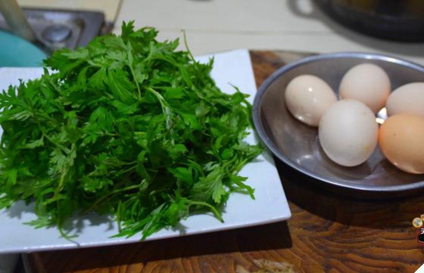 Đi chợ gặp loại rau là “bảo bối toàn thân” mua về nấu với thứ này của con gà thành món quý hơn vàng - Ảnh 2.