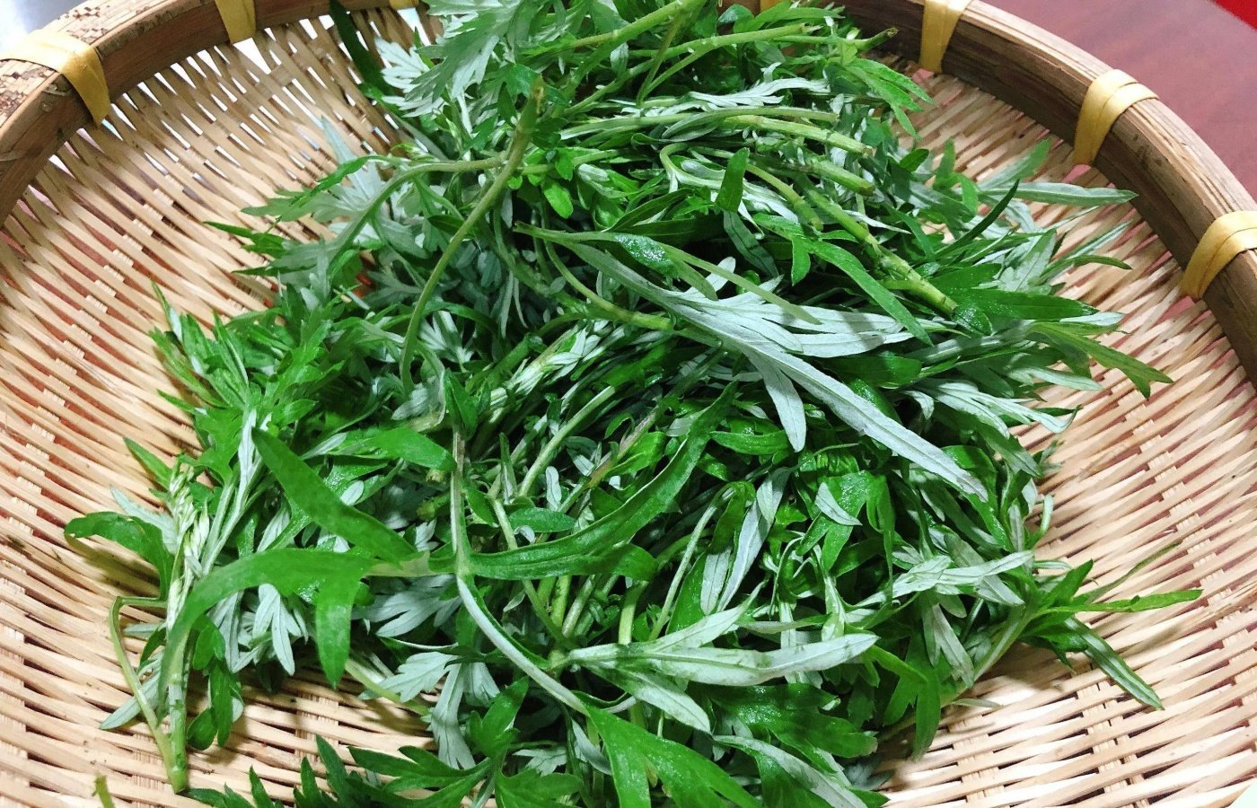 Đi chợ gặp loại rau là “bảo bối toàn thân” mua về nấu với thứ này của con gà thành món quý hơn vàng - Ảnh 1.