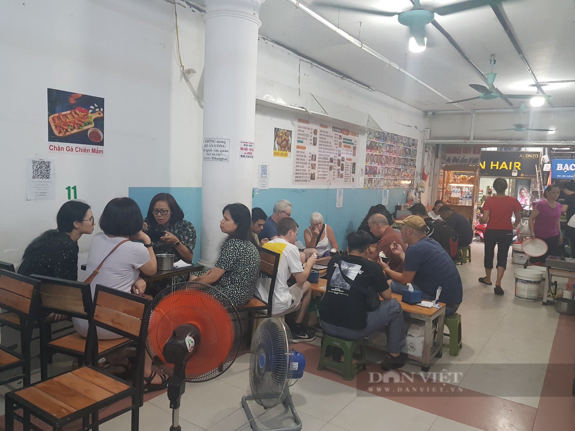 Có gì hấp dẫn tại quán chè Hương Hải mà du khách ùn ùn kéo đến, chủ quán phục vụ không xuể - Ảnh 7.