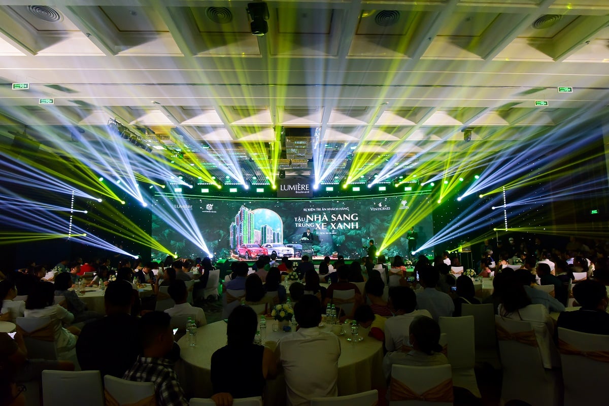 Mua nhà Lumière Boulevard, trúng xe VinFast VF 8 - Ảnh 1.