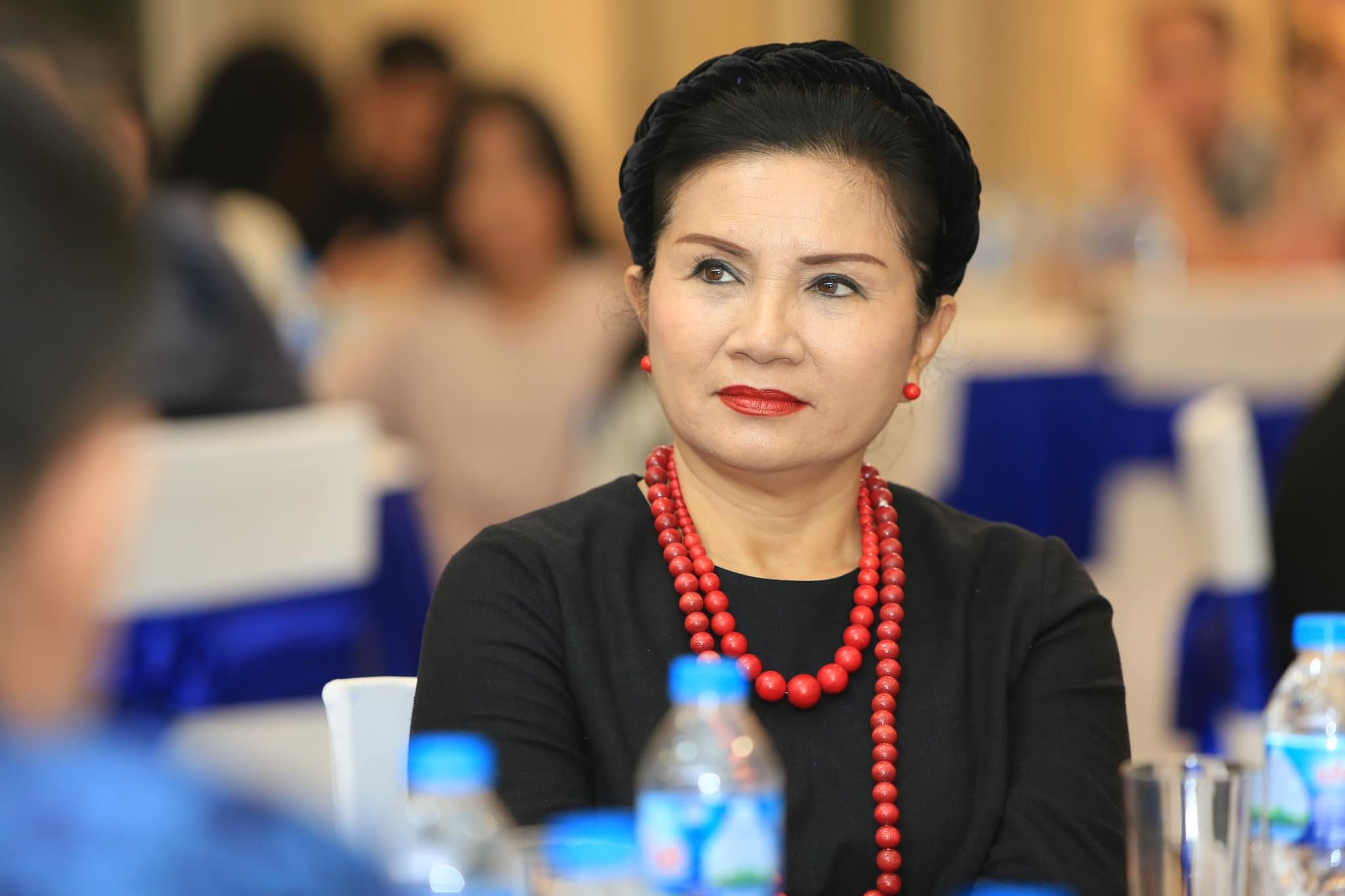 Vợ của nghệ sĩ Quốc Trị lần đầu xuất hiện trong phim sitcom “Giày cao gót” - Ảnh 3.