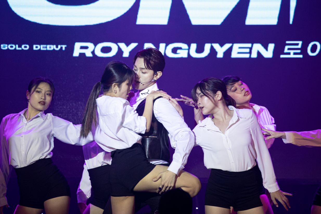 Tân binh Vpop Roy Nguyễn &quot;lột xác&quot; thành sao Hàn nhờ ê kíp mạnh hậu thuẫn - Ảnh 5.