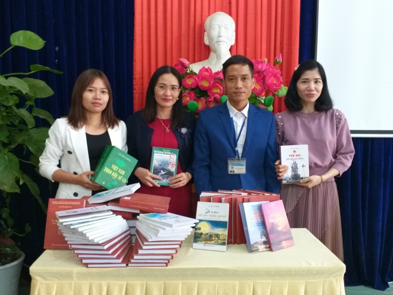 Thầy giáo truyền lửa đam mê lịch sử cho học sinh - Ảnh 1.