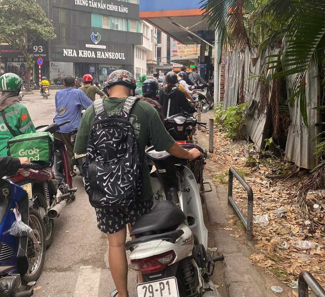 &quot;Dân mua xăng khổ sở như thời bao cấp&quot;… ai phải chịu trách nhiệm? - Ảnh 1.