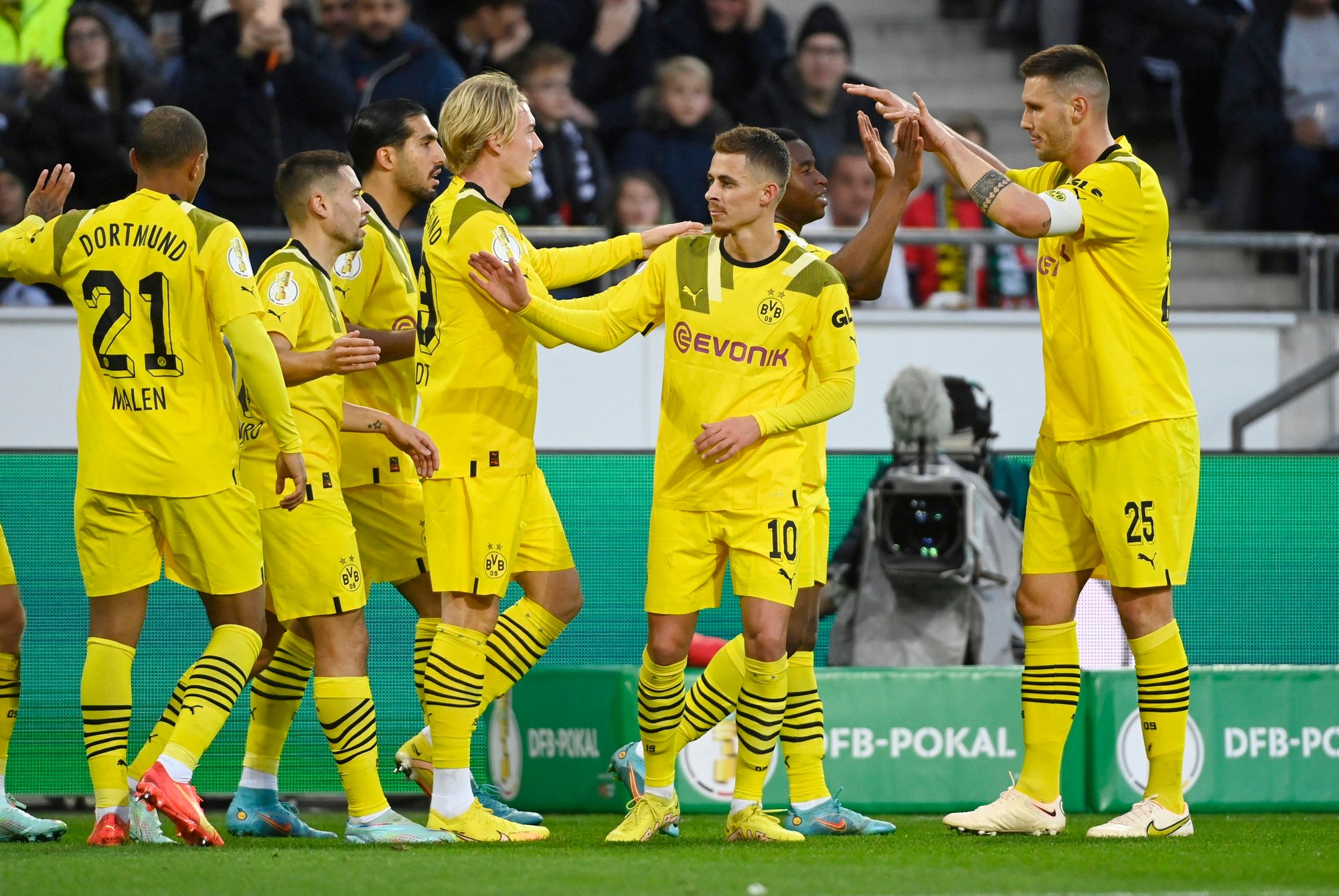 Hùng Dũng, Văn Quyết nói gì về trận giao hữu ĐT Việt Nam và Dortmund? - Ảnh 1.