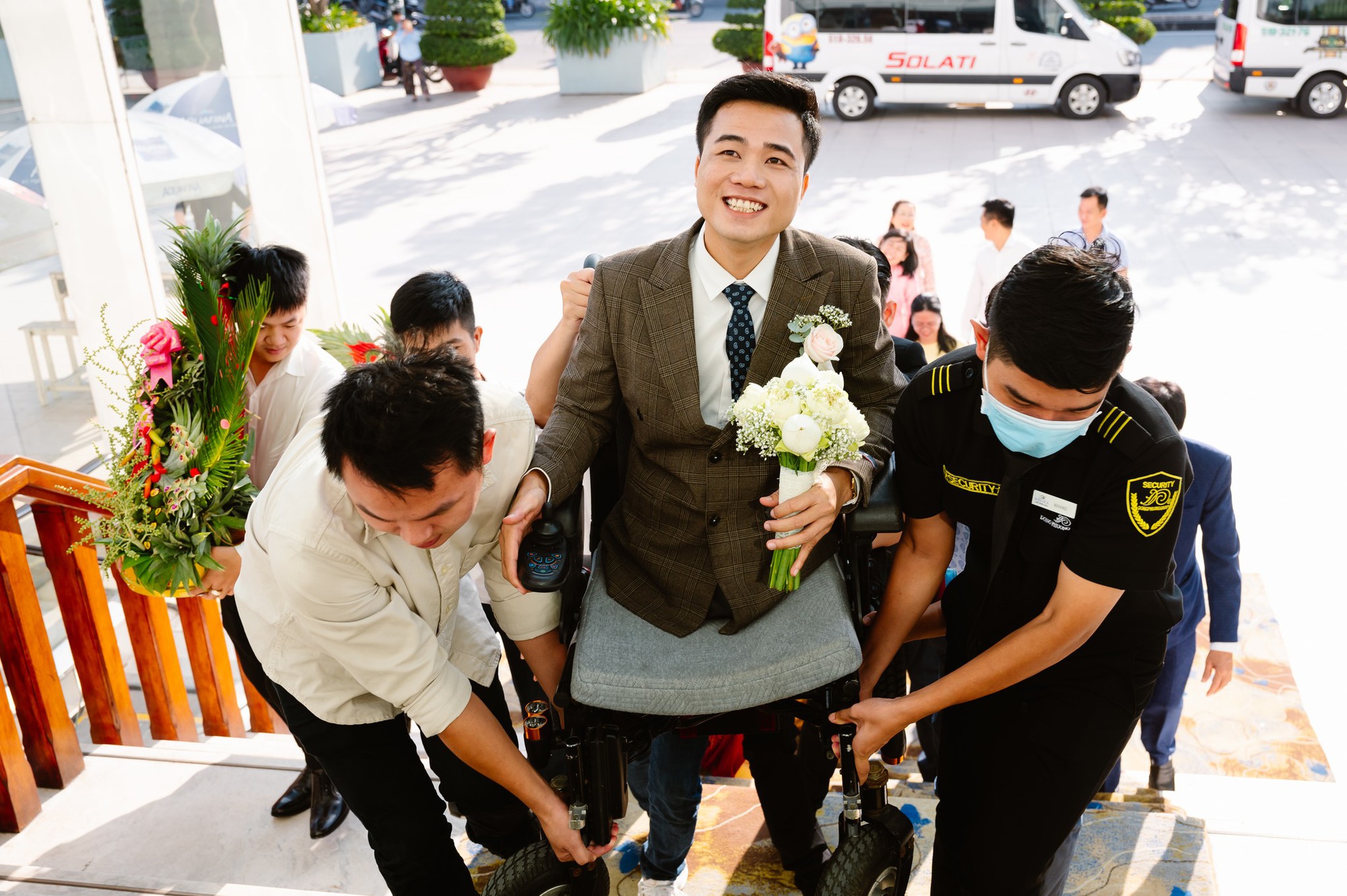 Chàng trai không chân Tô Đình Khánh hạnh phúc khoe vợ mang bầu  - Ảnh 3.