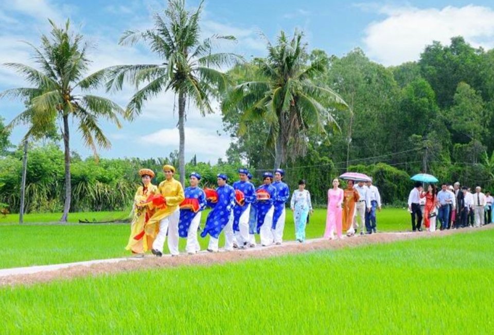 Đám cưới trên đường quê - Ảnh 1.