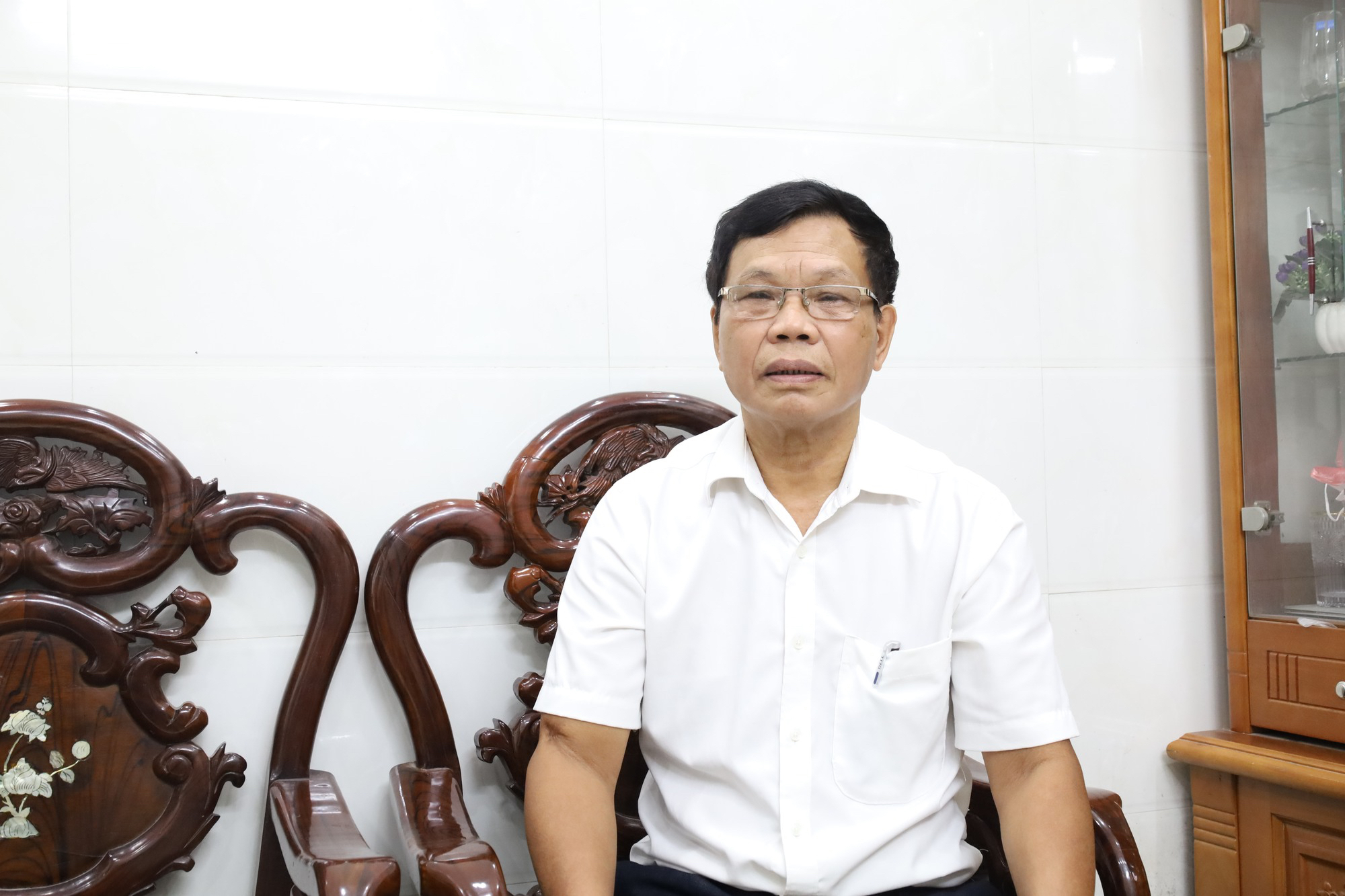 Nguyên cán bộ phường Mai Động hơn 10 năm miệt mài dạy thêm miễn phí cho học sinh - Ảnh 2.