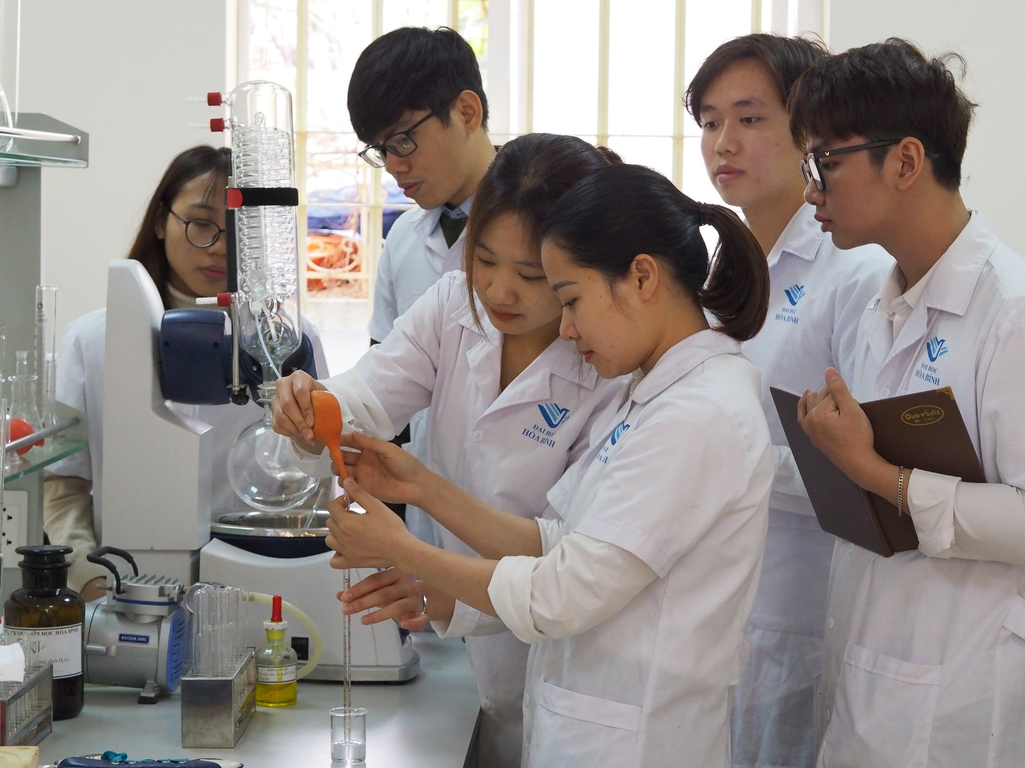 Đề xuất không đào tạo từ xa với ngành sức khỏe, giáo viên: Có lạc hậu? - Ảnh 2.