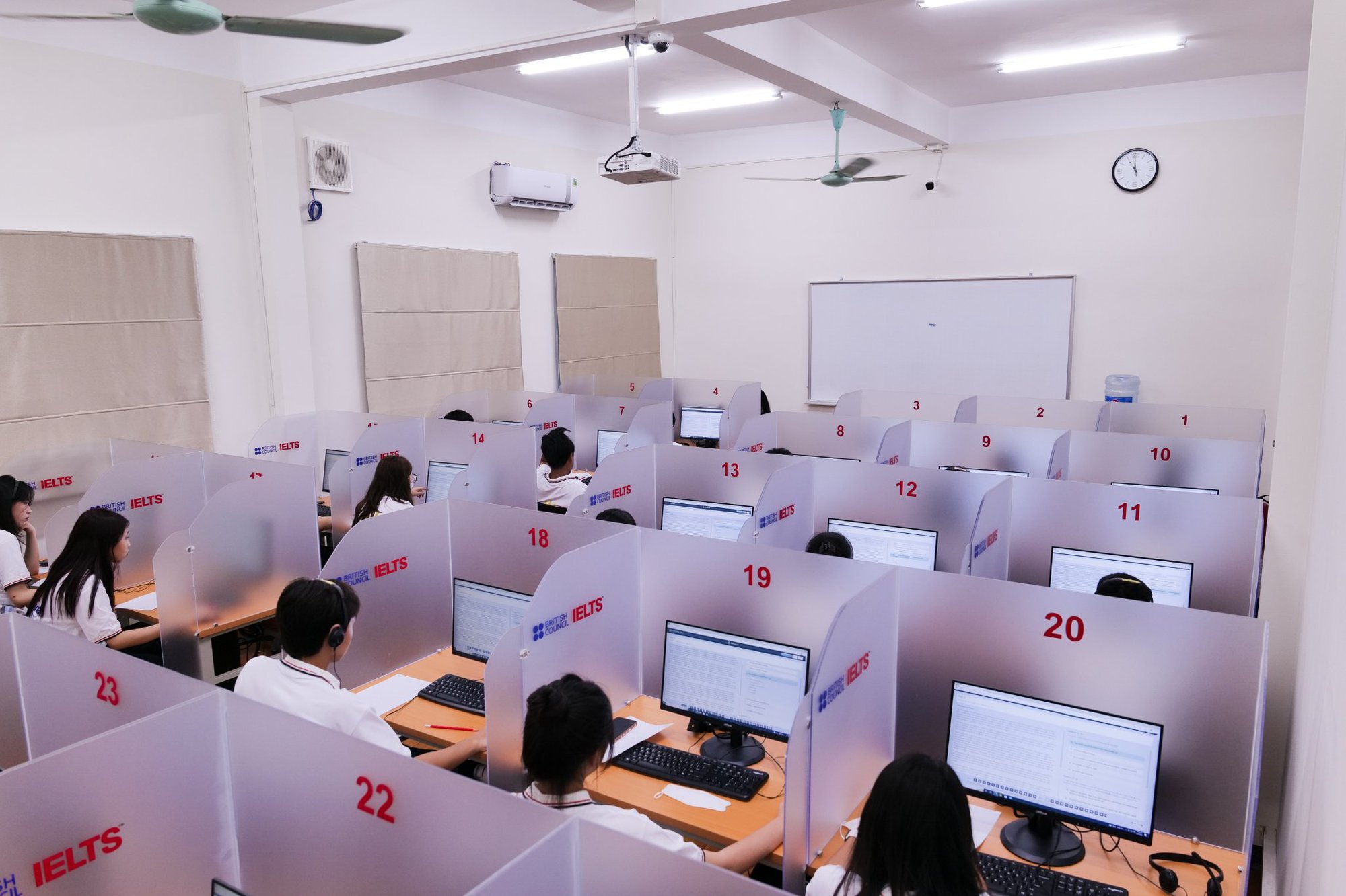 Hoãn tổ chức thi IELTS: Học sinh đóng phí ôn luyện và đăng ký thi có đòi lại được không? - Ảnh 1.