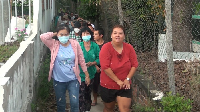 Tiền Giang: Bắt sòng bạc trong vườn trái cây có nhiều phụ nữ tham gia   - Ảnh 1.