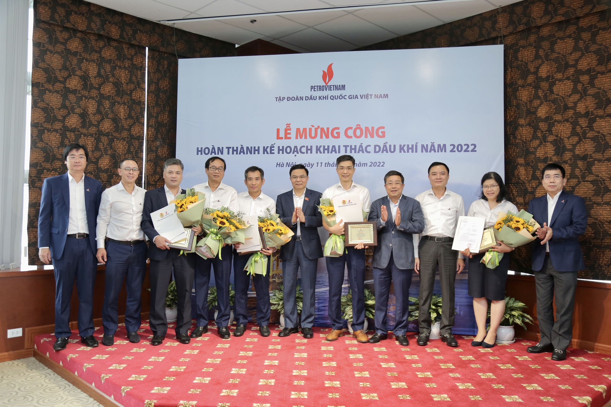 Petrovietnam mừng công hoàn thành sản lượng khai thác dầu khí và các chỉ tiêu tài chính năm 2022 - Ảnh 1.